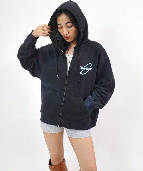 WHO'S WHO gallery(フーズフーギャラリー)の「【UNISEX/ユニセックス】BRONXサークルロゴシップパーカー(パーカー・レディース・ブラック/ネイビー・LARGE/MEDIUM)」の12枚目の写真