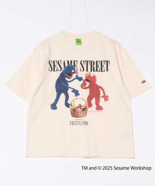 FRUIT OF THE LOOM(フルーツオブザルーム)の「SESAME STREET×FTL Photo T-Shirt A / コラボ / セサミストリート / 半袖 / 前面 / キャラクター / イラスト / プリント / ワンポイント / ロゴ / ユニセックス(Tシャツ/カットソー・メンズ・チャコール/セージグリーン/オフホワイト・S/M/L)」の2枚目の写真