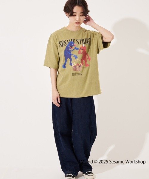 FRUIT OF THE LOOM(フルーツオブザルーム)の「SESAME STREET×FTL Photo T-Shirt A / コラボ / セサミストリート / 半袖 / 前面 / キャラクター / イラスト / プリント / ワンポイント / ロゴ / ユニセックス(Tシャツ/カットソー・メンズ・チャコール/セージグリーン/オフホワイト・S/M/L)」の7枚目の写真