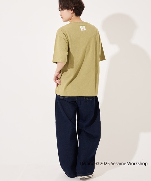 FRUIT OF THE LOOM(フルーツオブザルーム)の「SESAME STREET×FTL Photo T-Shirt A / コラボ / セサミストリート / 半袖 / 前面 / キャラクター / イラスト / プリント / ワンポイント / ロゴ / ユニセックス(Tシャツ/カットソー・メンズ・チャコール/セージグリーン/オフホワイト・S/M/L)」の9枚目の写真