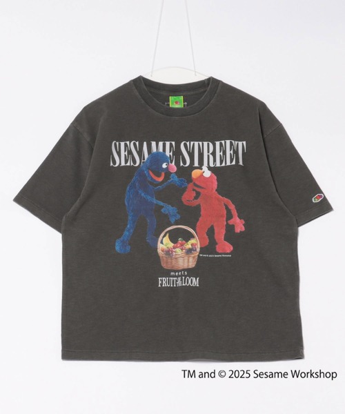 FRUIT OF THE LOOM(フルーツオブザルーム)の「SESAME STREET×FTL Photo T-Shirt A / コラボ / セサミストリート / 半袖 / 前面 / キャラクター / イラスト / プリント / ワンポイント / ロゴ / ユニセックス(Tシャツ/カットソー・メンズ・チャコール/セージグリーン/オフホワイト・S/M/L)」の11枚目の写真