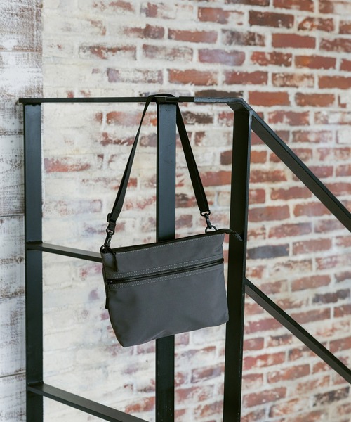 GLOBAL WORK（グローバルワーク）の「撥水スマらくサコッシュ/325977（ショルダーバッグ・メンズ・ブラック/アイボリー/オレンジ/グレー・ONE SIZE）」の4枚目の写真