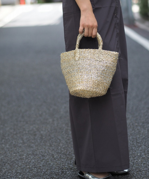 UNBILLION(アンビリオン)の「アフリカンスクエアー AFRICANSQUARE / プラスチックサイザルバッグミニ ミックス(かごバッグ・レディース・ゴールド・FREE)」の5枚目の写真