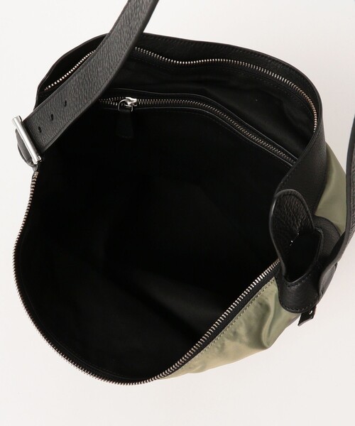 BEAMS F(ビームスエフ)の「PELLETIER / ナイロン × レザー コンビネーション バケット ショルダーバッグ(トートバッグ・メンズ・ブラック/オリーブ・ONE SIZE)」の9枚目の写真