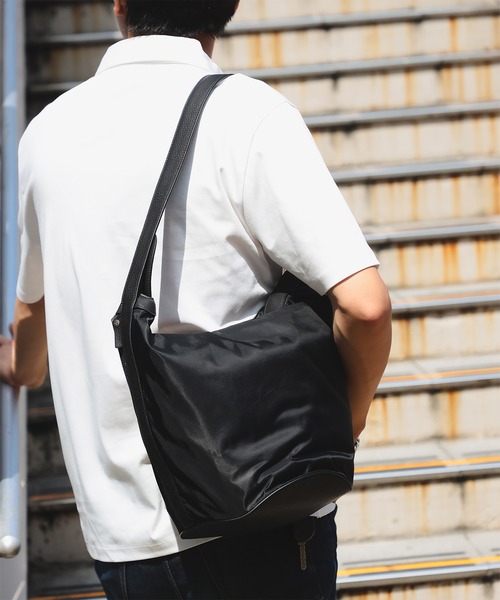 BEAMS F(ビームスエフ)の「PELLETIER / ナイロン × レザー コンビネーション バケット ショルダーバッグ(トートバッグ・メンズ・ブラック/オリーブ・ONE SIZE)」の1枚目の写真
