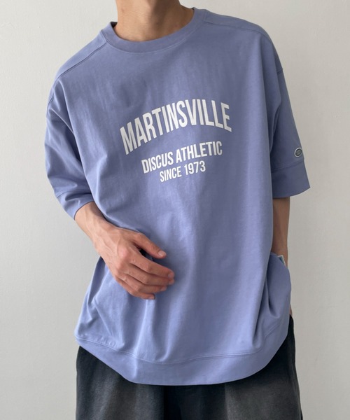 DISCUS（ディスカス）の「∴WEGO/【25年春夏新作】DISCUS ルーズカレッジロゴT（Tシャツ/カットソー・メンズ・ブルー系その他/スミクロ/ホワイト/グリーン/レッド/ブラック・LARGE/MEDIUM）」の5枚目の写真