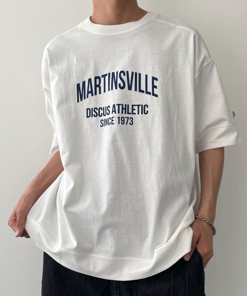 DISCUS（ディスカス）の「∴WEGO/【25年春夏新作】DISCUS ルーズカレッジロゴT（Tシャツ/カットソー・メンズ・ブルー系その他/スミクロ/ホワイト/グリーン/レッド/ブラック・LARGE/MEDIUM）」の2枚目の写真