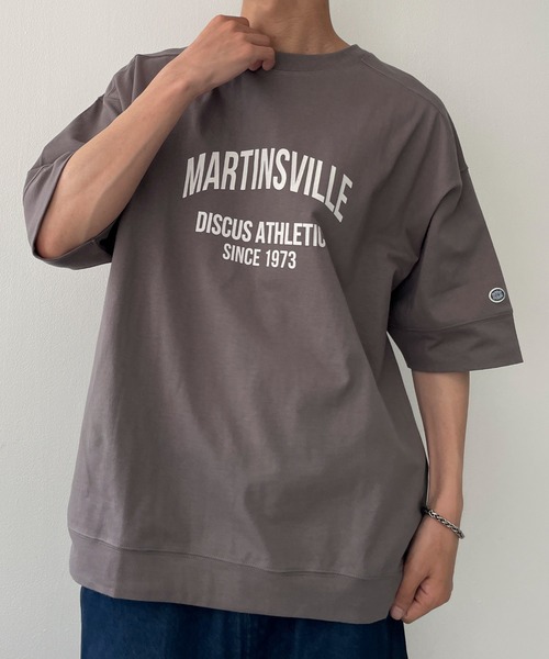 DISCUS（ディスカス）の「∴WEGO/【25年春夏新作】DISCUS ルーズカレッジロゴT（Tシャツ/カットソー・メンズ・ブルー系その他/スミクロ/ホワイト/グリーン/レッド/ブラック・LARGE/MEDIUM）」の3枚目の写真