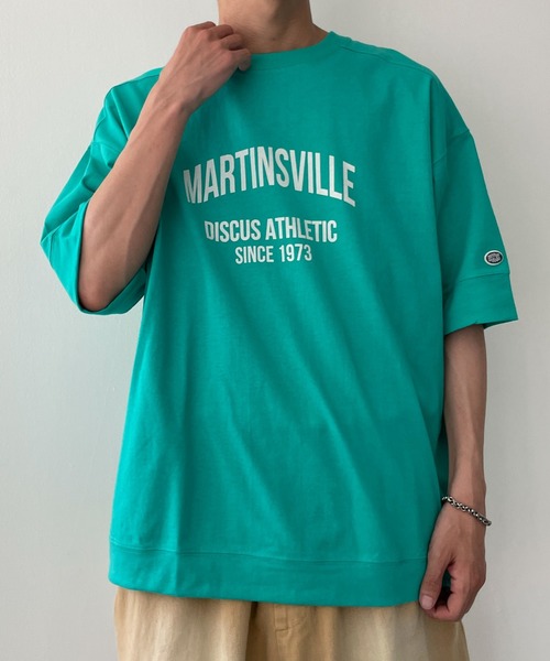 DISCUS（ディスカス）の「∴WEGO/【25年春夏新作】DISCUS ルーズカレッジロゴT（Tシャツ/カットソー・メンズ・ブルー系その他/スミクロ/ホワイト/グリーン/レッド/ブラック・LARGE/MEDIUM）」の4枚目の写真