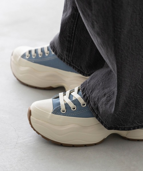 CONVERSE(コンバース)の「CONVERSE コンバース ALL STAR SURGETRAINER OX オールスター サージトレーナー 厚底 ローカットスニーカー(スニーカー・レディース・ブラック/ブルー系・23.5cm/22.5cm/22.0cm/26.0cm/25.0cm/24.0cm/23.0cm/26.5cm/24.5cm/25.5cm)」の22枚目の写真