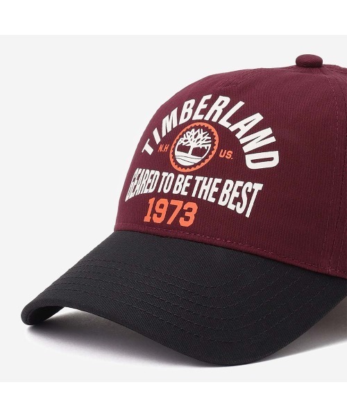 Timberland（ティンバーランド）の「オールジェンダー ボルド テキスト グラフィック ベースボール キャップ（キャップ・メンズ・ワインレッド・FREE）」の4枚目の写真