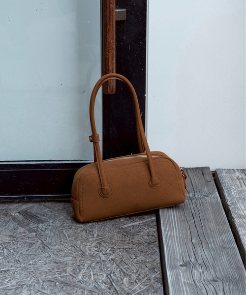 lawgy(ラウジー)の「thin boston bag / スィンボストンバッグ(ショルダーバッグ・レディース・アイボリー/ブラック/キャメル・FREE)」の3枚目の写真