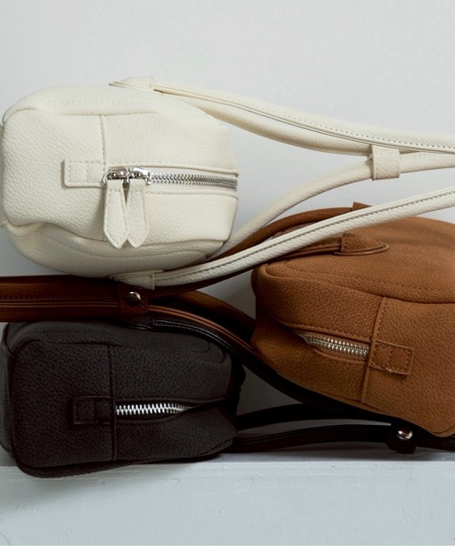 lawgy(ラウジー)の「thin boston bag / スィンボストンバッグ(ショルダーバッグ・レディース・アイボリー/ブラック/キャメル・FREE)」の4枚目の写真