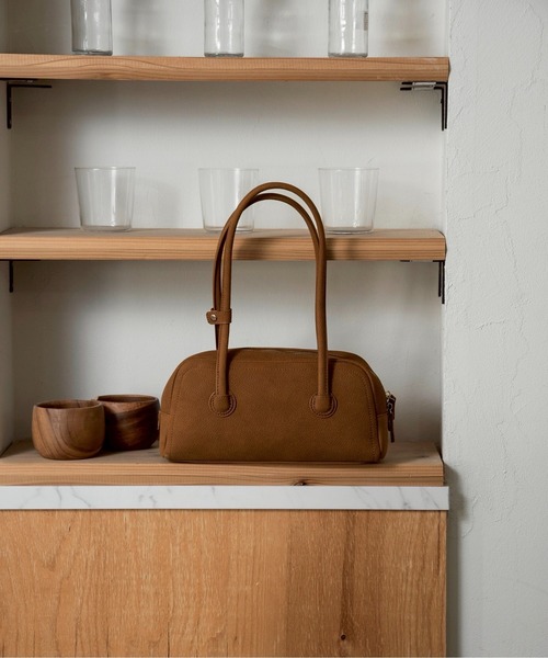 lawgy(ラウジー)の「thin boston bag / スィンボストンバッグ(ショルダーバッグ・レディース・アイボリー/ブラック/キャメル・FREE)」の10枚目の写真