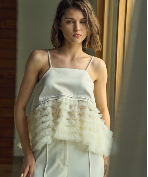 ERADIE(エラディエ)の「Tulle tiered SatinCamisole top チュールティアードサテンキャミTOP(キャミソール・レディース・ピンクベージュ/ホワイト系その他/ブラック・FREE)」の2枚目の写真