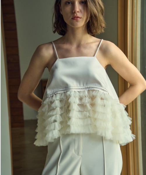 ERADIE(エラディエ)の「Tulle tiered SatinCamisole top チュールティアードサテンキャミTOP(キャミソール・レディース・ピンクベージュ/ホワイト系その他/ブラック・FREE)」の11枚目の写真