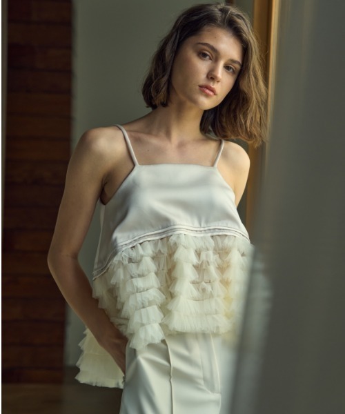 ERADIE(エラディエ)の「Tulle tiered SatinCamisole top チュールティアードサテンキャミTOP(キャミソール・レディース・ピンクベージュ/ホワイト系その他/ブラック・FREE)」の5枚目の写真