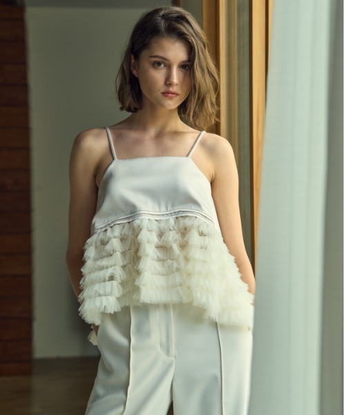 ERADIE(エラディエ)の「Tulle tiered SatinCamisole top チュールティアードサテンキャミTOP(キャミソール・レディース・ピンクベージュ/ホワイト系その他/ブラック・FREE)」の16枚目の写真