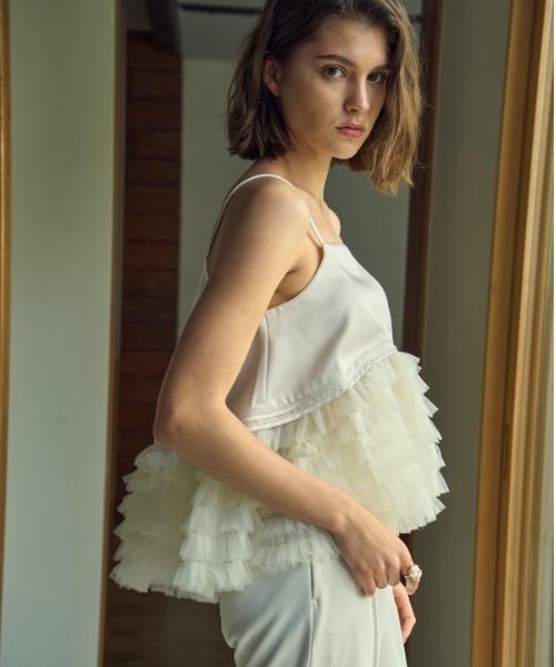 ERADIE(エラディエ)の「Tulle tiered SatinCamisole top チュールティアードサテンキャミTOP(キャミソール・レディース・ピンクベージュ/ホワイト系その他/ブラック・FREE)」の10枚目の写真