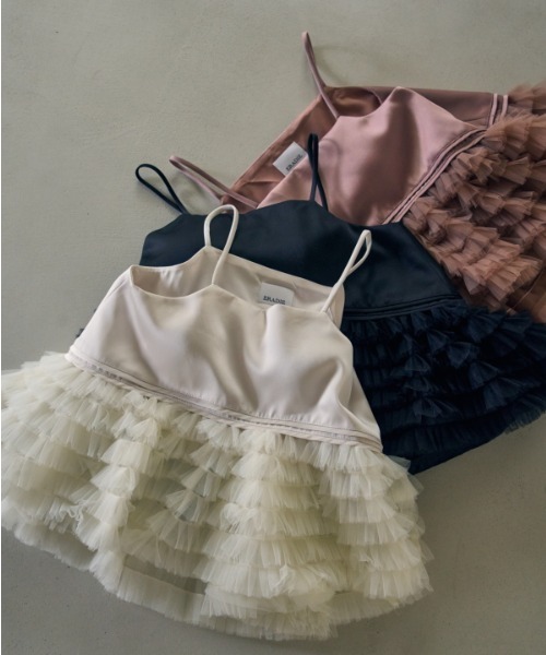 ERADIE(エラディエ)の「Tulle tiered SatinCamisole top チュールティアードサテンキャミTOP(キャミソール・レディース・ピンクベージュ/ホワイト系その他/ブラック・FREE)」の4枚目の写真