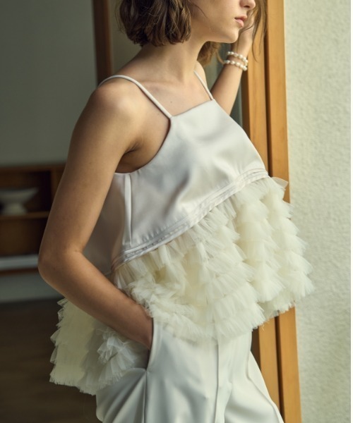 ERADIE(エラディエ)の「Tulle tiered SatinCamisole top チュールティアードサテンキャミTOP(キャミソール・レディース・ピンクベージュ/ホワイト系その他/ブラック・FREE)」の12枚目の写真