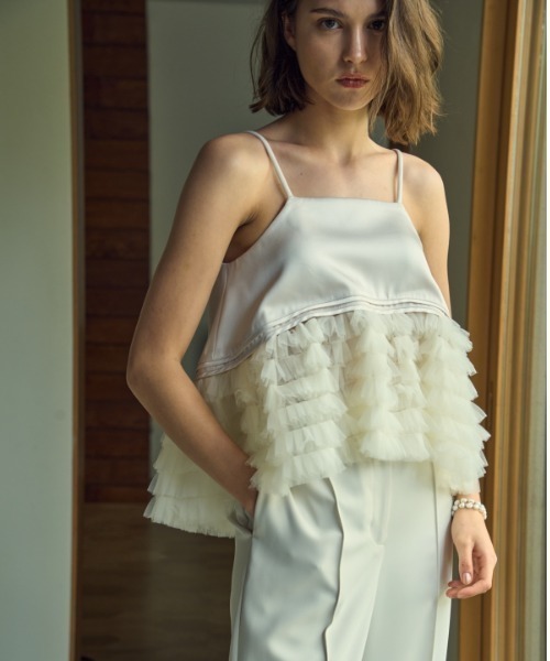 ERADIE(エラディエ)の「Tulle tiered SatinCamisole top チュールティアードサテンキャミTOP(キャミソール・レディース・ピンクベージュ/ホワイト系その他/ブラック・FREE)」の8枚目の写真