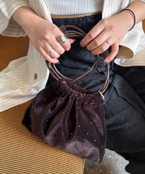 CIAOPANIC TYPY(チャオパニックティピー)の「カラビナ付きベロアスタッズ巾着BAG(トートバッグ・レディース・サックスブルー/グレイッシュベージュ/バーガンディー/ダークブラウン・ONE SIZE)」の2枚目の写真