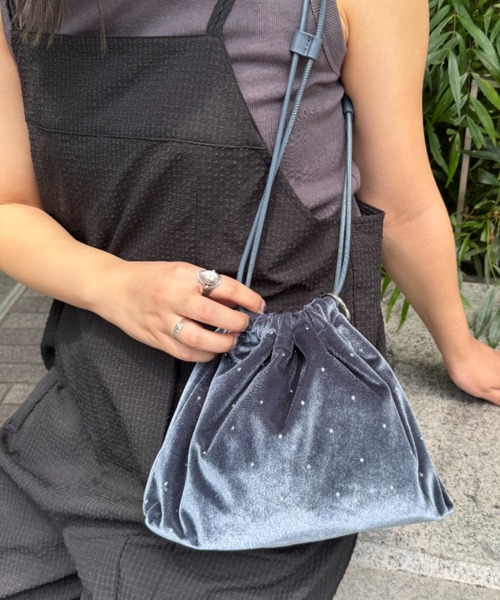 CIAOPANIC TYPY(チャオパニックティピー)の「カラビナ付きベロアスタッズ巾着BAG(トートバッグ・レディース・サックスブルー/グレイッシュベージュ/バーガンディー/ダークブラウン・ONE SIZE)」の4枚目の写真