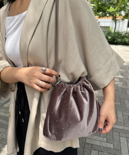 CIAOPANIC TYPY(チャオパニックティピー)の「カラビナ付きベロアスタッズ巾着BAG(トートバッグ・レディース・サックスブルー/グレイッシュベージュ/バーガンディー/ダークブラウン・ONE SIZE)」の3枚目の写真