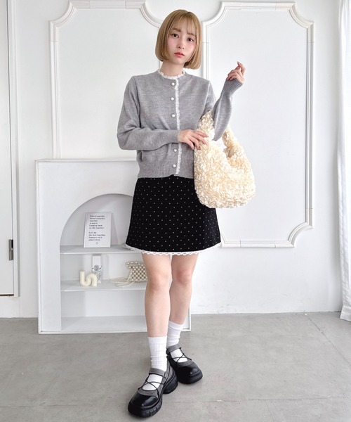 Loueme(ルエム)の「パールボタンレーストリムカーディガン(ニット/セーター・レディース・ブラック/ピンク/グレー/オフホワイト/ライトブルー・FREE)」の10枚目の写真