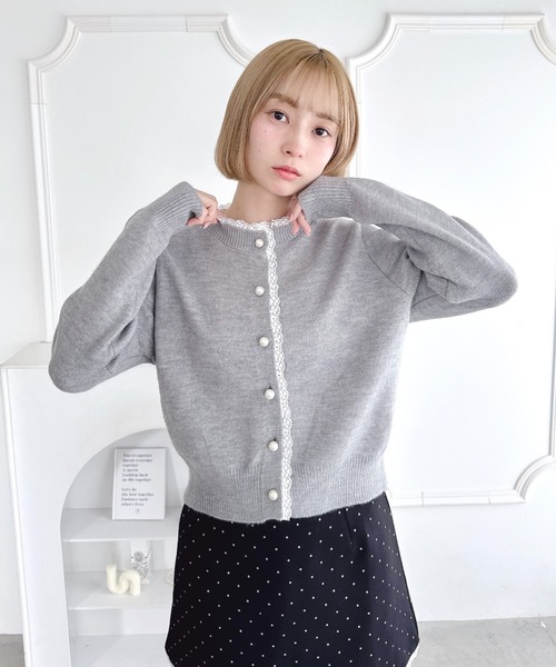 Loueme(ルエム)の「パールボタンレーストリムカーディガン(ニット/セーター・レディース・ブラック/ピンク/グレー/オフホワイト/ライトブルー・FREE)」の8枚目の写真