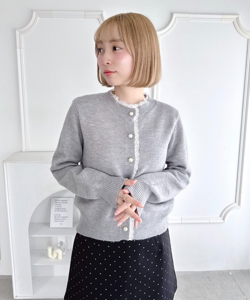 Loueme(ルエム)の「パールボタンレーストリムカーディガン(ニット/セーター・レディース・ブラック/ピンク/グレー/オフホワイト/ライトブルー・FREE)」の7枚目の写真
