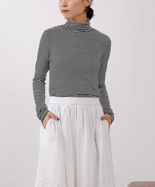 emesuelee(エメスーリー)の「ボーダータートルネックカットソー(Tシャツ/カットソー・レディース・グリーン/ダークグレー/グレー/オフホワイト/アイボリー・フリー)」の2枚目の写真