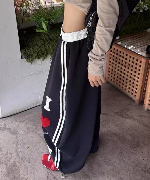 AsRiRe(アスリレイ)の「ハート&フラワーパッチワイドパンツ(スウェットパンツ・レディース・ネイビー/ライトグレー・M)」の8枚目の写真