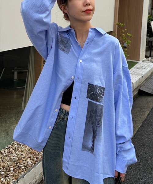 WHIMSIC（ウィムジック）の「【WHIMSIC】メルティング アフタヌーン グラフィックプリントシャツ（シャツ/ブラウス・レディース・ブルー/ホワイト・FREE）」の2枚目の写真