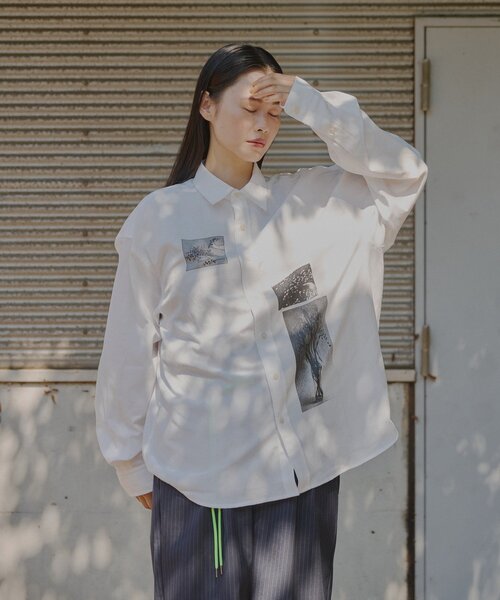 WHIMSIC（ウィムジック）の「【WHIMSIC】メルティング アフタヌーン グラフィックプリントシャツ（シャツ/ブラウス・レディース・ブルー/ホワイト・FREE）」の3枚目の写真