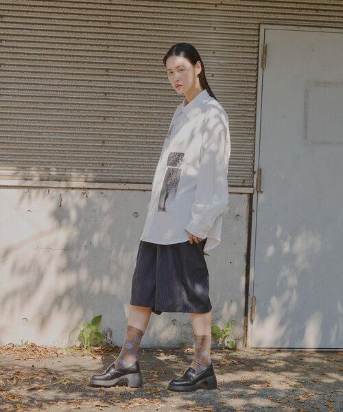 WHIMSIC（ウィムジック）の「【WHIMSIC】メルティング アフタヌーン グラフィックプリントシャツ（シャツ/ブラウス・レディース・ブルー/ホワイト・FREE）」の5枚目の写真