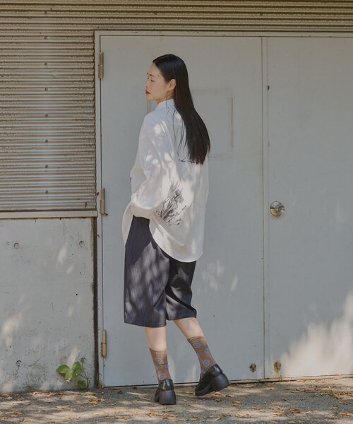 WHIMSIC（ウィムジック）の「【WHIMSIC】メルティング アフタヌーン グラフィックプリントシャツ（シャツ/ブラウス・レディース・ブルー/ホワイト・FREE）」の6枚目の写真