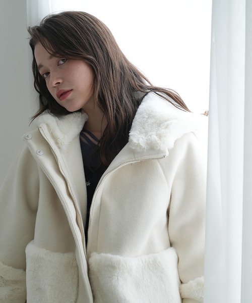 かな ASTRIA ODUER リボンブローチ付きフードファー切替えコート ASTORIA ODIER（アストリアオディール）の「リボンブローチ付き