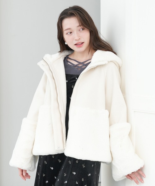 ASTORIA ODIER(アストリアオディール)の「リボンブローチ付きフードファー切替えコート(その他アウター・レディース・モカ/ホワイト/ブラック・SMALL/MEDIUM/LARGE)」の5枚目の写真