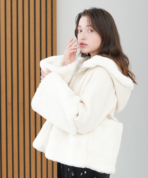 ASTORIA ODIER(アストリアオディール)の「リボンブローチ付きフードファー切替えコート(その他アウター・レディース・モカ/ホワイト/ブラック・SMALL/MEDIUM/LARGE)」の6枚目の写真