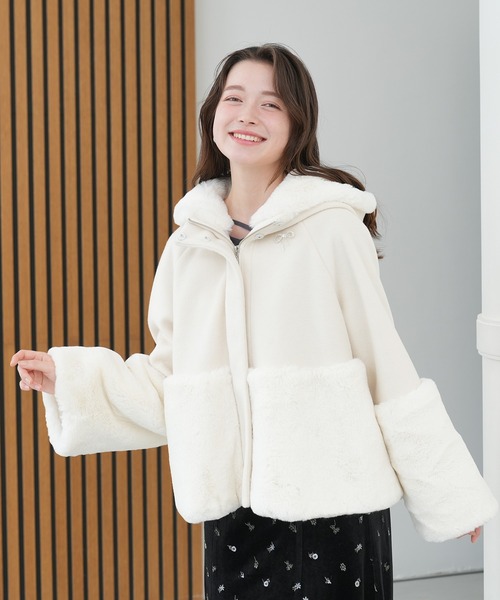ASTORIA ODIER(アストリアオディール)の「リボンブローチ付きフードファー切替えコート(その他アウター・レディース・モカ/ホワイト/ブラック・SMALL/MEDIUM/LARGE)」の8枚目の写真