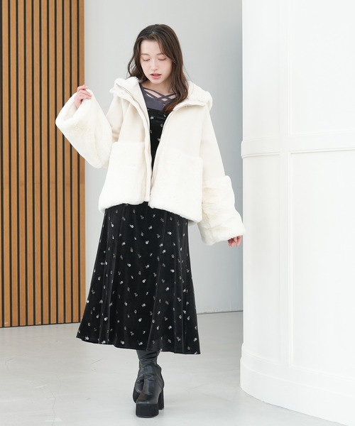 かな ASTRIA ODUER リボンブローチ付きフードファー切替えコート TIME SALE】リボンブローチ付フードファー切替コート