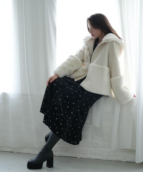 ASTORIA ODIER(アストリアオディール)の「リボンブローチ付きフードファー切替えコート(その他アウター・レディース・モカ/ホワイト/ブラック・SMALL/MEDIUM/LARGE)」の4枚目の写真