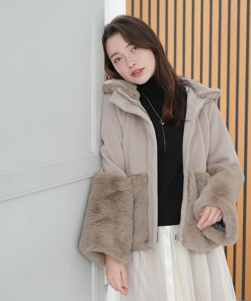 ASTORIA ODIER(アストリアオディール)の「リボンブローチ付きフードファー切替えコート(その他アウター・レディース・モカ/ホワイト/ブラック・SMALL/MEDIUM/LARGE)」の10枚目の写真
