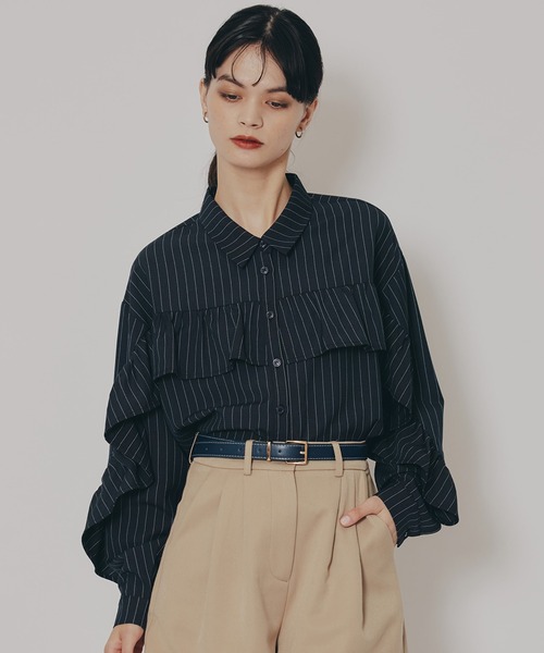 REDYAZEL（レディアゼル）の「フリルラインストライプブラウス（シャツ/ブラウス・レディース・ブラック系その他/ホワイト/ホワイト系その他/ベージュ系その他/ネイビー/ピンク・FREE）」の5枚目の写真