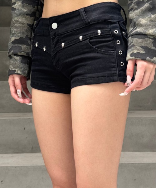 ZIPPER CLUB(ZIPPER CLUB ジッパークラブ)の「skull studs short pants(デニムパンツ・レディース・ブラック・SMALL/MEDIUM/LARGE)」の2枚目の写真