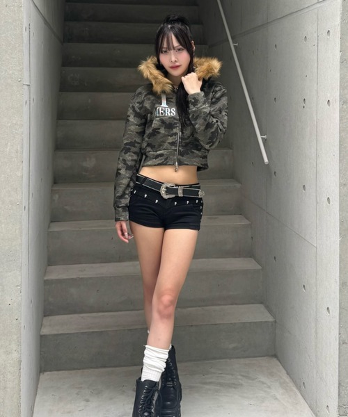 ZIPPER CLUB(ZIPPER CLUB ジッパークラブ)の「skull studs short pants(デニムパンツ・レディース・ブラック・SMALL/MEDIUM/LARGE)」の8枚目の写真