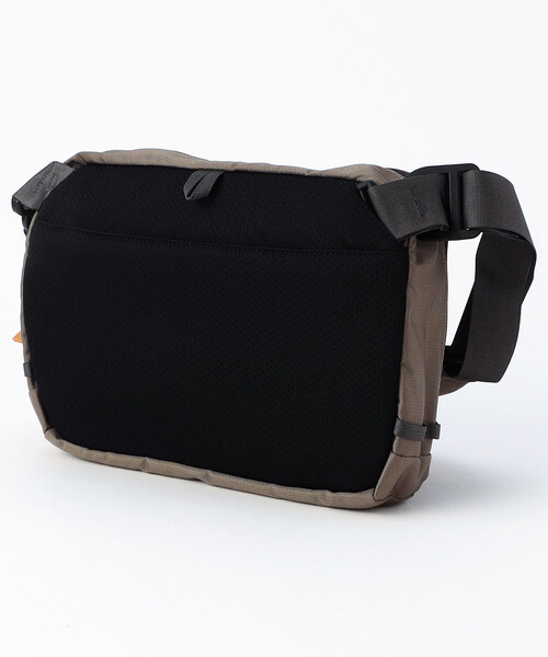 MYSTERY RANCH（ミステリーランチ）の「MYSTERY RANCH/ミステリーランチ DISTRICT 8（ショルダーバッグ・メンズ・ブラック/ベージュ・ONE SIZE）」の5枚目の写真