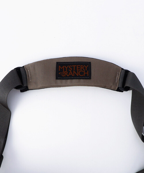 MYSTERY RANCH（ミステリーランチ）の「MYSTERY RANCH/ミステリーランチ DISTRICT 8（ショルダーバッグ・メンズ・ブラック/ベージュ・ONE SIZE）」の4枚目の写真